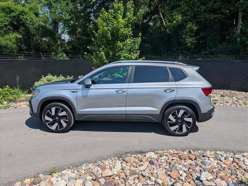 Certified 2024 Volkswagen Taos SEL AWD/4WD image 2