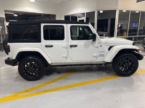 Used 2024 Jeep Wrangler Unlimited Sahara AWD/4WD image 9
