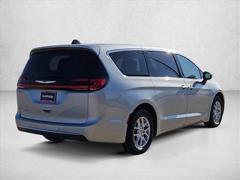 Used 2023 Chrysler Pacifica Touring-L FWD image 7