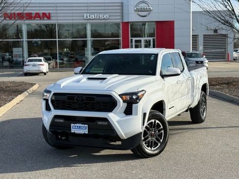 Used 2025 Toyota Tacoma SR5 image 9