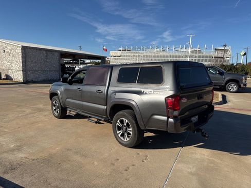 Used 2019 Toyota Tacoma TRD Sport image 3