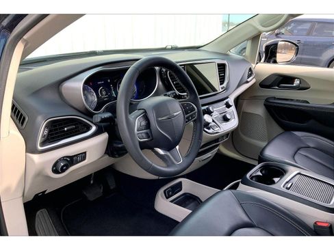 Used 2024 Chrysler Pacifica Touring-L image 12