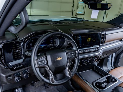 Used 2025 Chevrolet Silverado 2500 High Country w/ High Country Premium Package AWD/4WD image 17