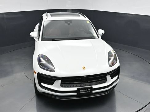 Certified 2025 Porsche Macan AWD/4WD image 21
