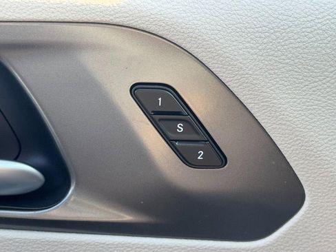 Used 2024 Chrysler Pacifica Touring-L FWD image 17