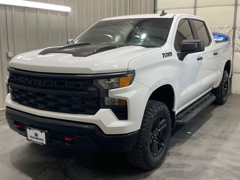Used 2024 Chevrolet Silverado 1500 Custom Trail Boss w/ LPO, Dark Essentials Package AWD/4WD image 4
