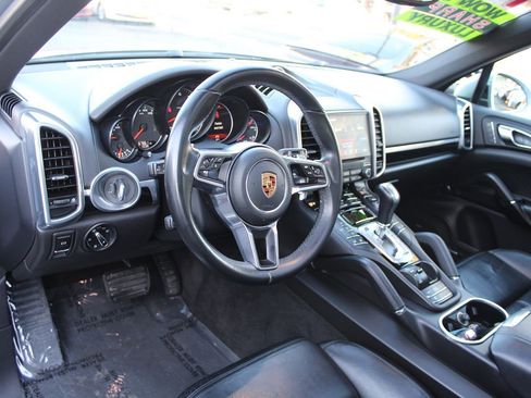 Used 2018 Porsche Cayenne Platinum Edition image 19