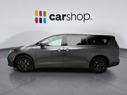 Used 2022 Chrysler Pacifica Limited w/ S Appearance Package image 2