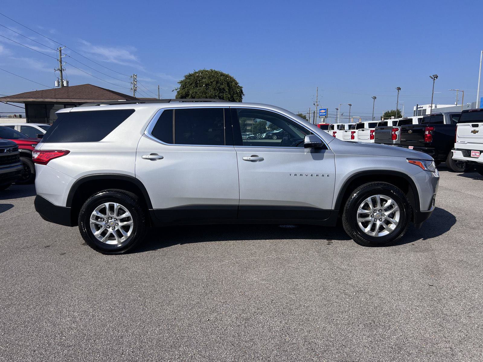 Used 2020 Chevrolet Traverse LT FWD image 36