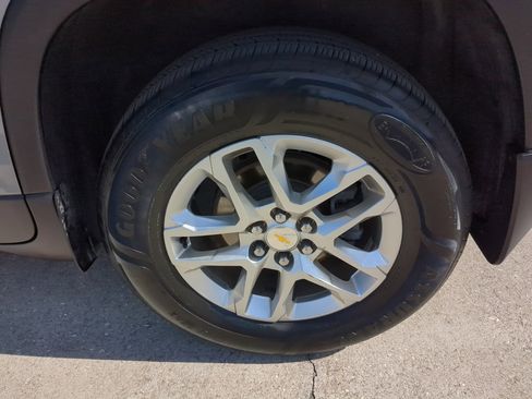 Used 2021 Chevrolet Traverse LT image 33