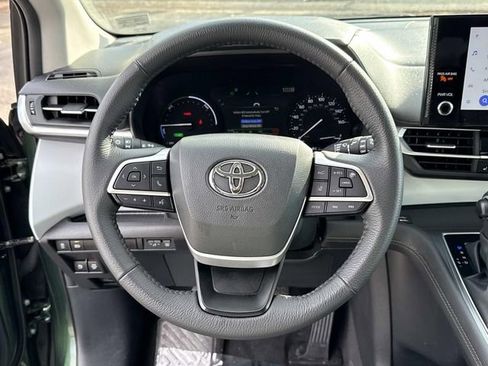 Used 2025 Toyota Sienna XLE image 19