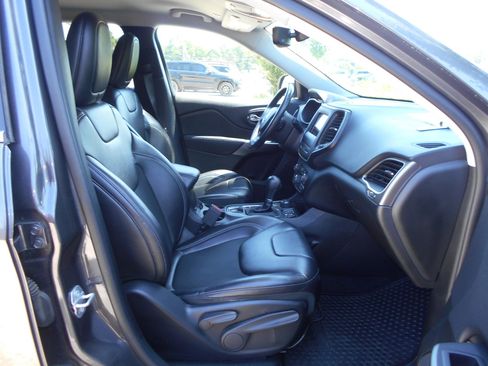 Certified 2019 Jeep Cherokee Latitude Plus w/ Comfort/Convenience Group AWD/4WD image 16