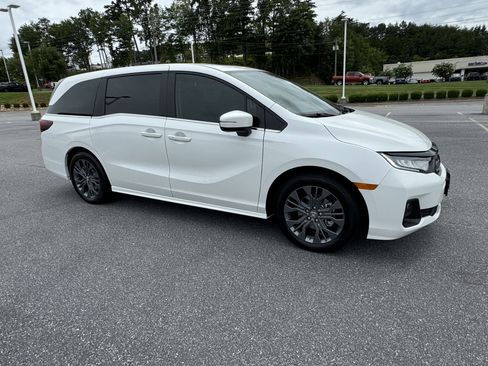 New 2026 Honda Odyssey Touring image 2