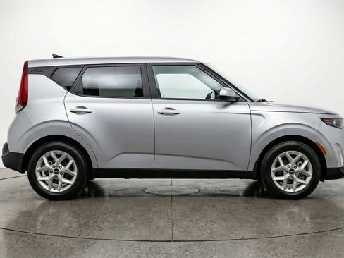 Used 2025 Kia Soul LX w/ LX Technology Package image 11