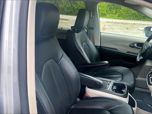 Used 2021 Chrysler Pacifica Touring-L FWD image 7