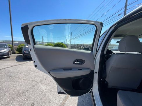 Used 2018 Honda HR-V LX image 11