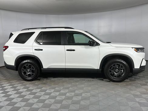 Used 2025 Honda Pilot TrailSport image 31