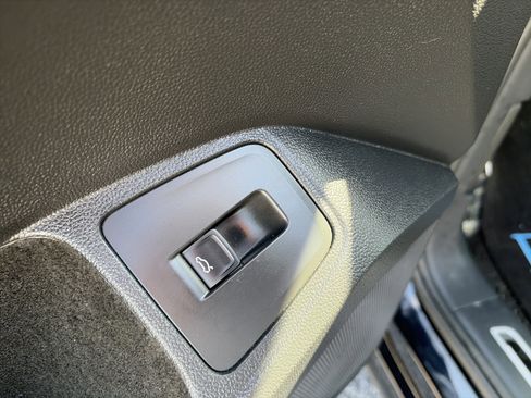 Used 2024 Volkswagen Tiguan SEL R-Line image 31