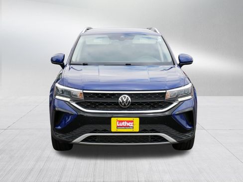 Used 2022 Volkswagen Taos SE w/ Driver Assistance Package AWD/4WD image 2