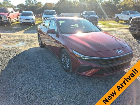 Used 2024 Hyundai Elantra SEL image 1