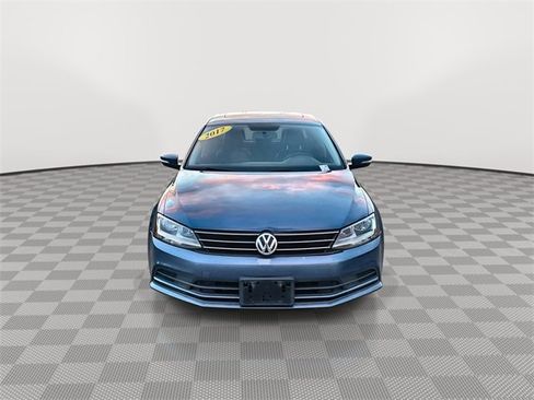 Used 2017 Volkswagen Jetta SE image 3
