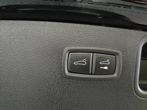 Used 2025 Porsche Macan AWD/4WD image 13
