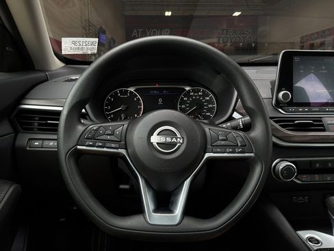 Used 2025 Nissan Altima 2.5 SV FWD image 31