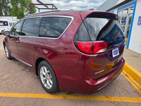 Used 2019 Chrysler Pacifica Touring-L w/ Tire & Wheel Group FWD image 8