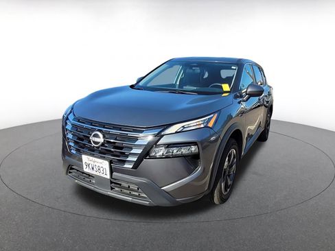 Used 2024 Nissan Rogue SV image 3