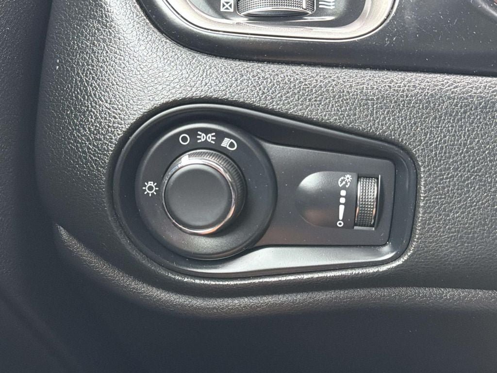 Used 2023 Jeep Renegade Latitude AWD/4WD image 31