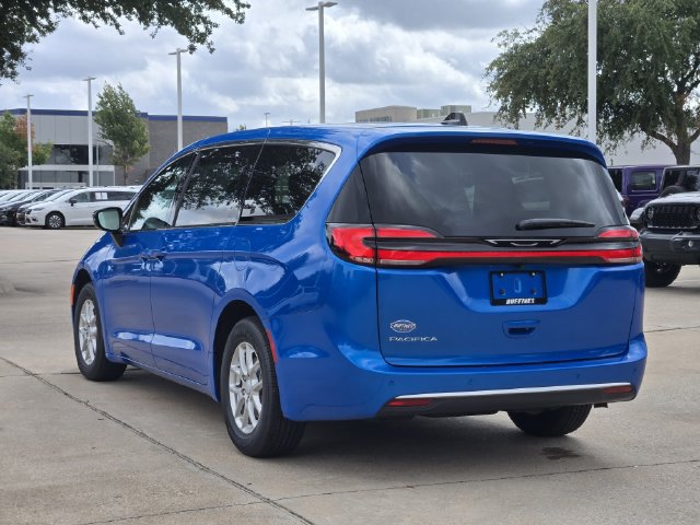 New 2027 Chrysler Pacifica Select FWD image 4