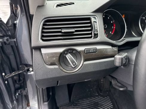 Used 2018 Volkswagen Passat 2.0T SE FWD image 15