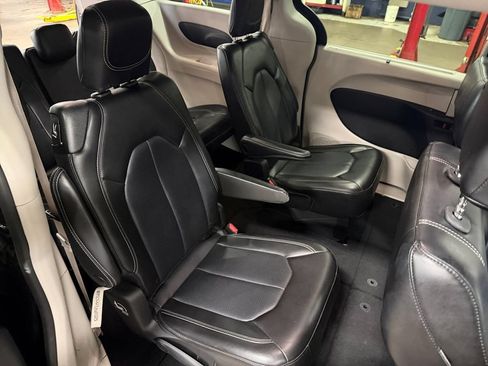 Used 2023 Chrysler Pacifica Touring-L FWD image 21