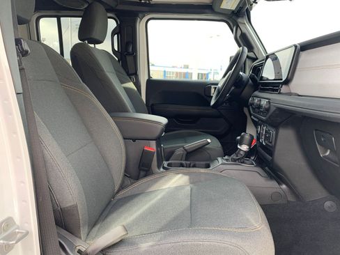 Used 2025 Jeep Wrangler Sahara image 35