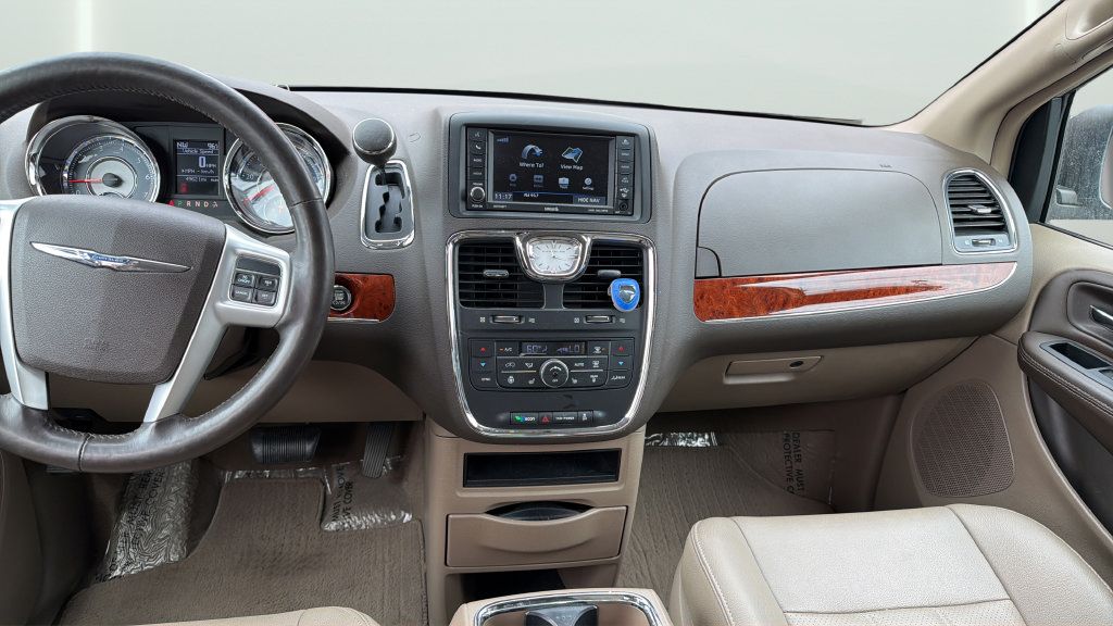 Used 2015 Chrysler Town & Country Touring-L w/ Driver Convenience Group FWD image 15