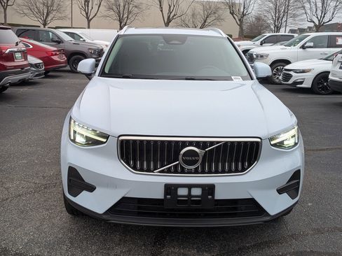 Used 2025 Volvo XC40 B5 Core image 3