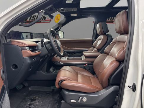 Used 2025 Lincoln Navigator L Reserve image 9