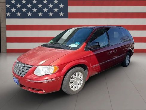 Used 2005 Chrysler Town & Country Touring w/ Luxury Group image 2