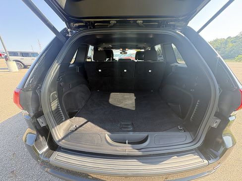 Used 2019 Jeep Grand Cherokee Laredo AWD/4WD image 15