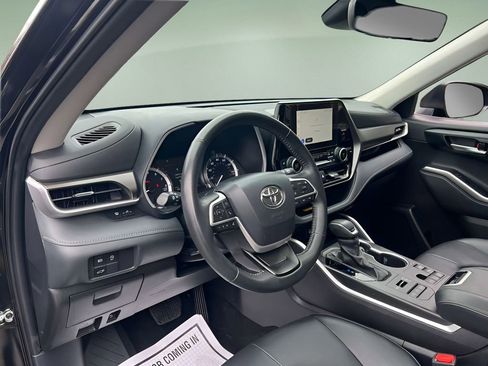 Used 2025 Toyota Highlander XLE image 26