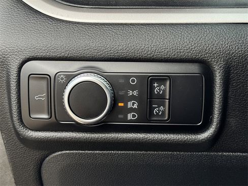 Used 2023 Ford Explorer XLT image 23