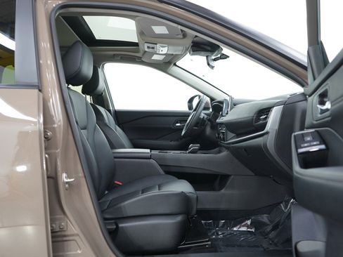 Used 2024 Nissan Rogue SV w/ SV Premium Package image 10