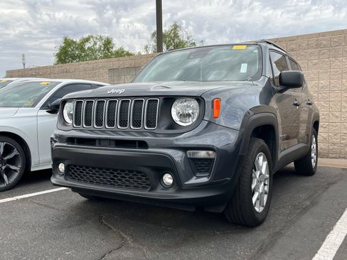 Used 2022 Jeep Renegade Latitude w/ Convenience Group AWD/4WD image 2