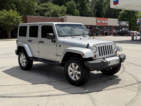 Used 2012 Jeep Wrangler Unlimited Sahara w/ Connectivity Group AWD/4WD image 3
