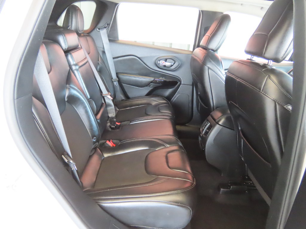 Used 2019 Jeep Cherokee Latitude Plus AWD/4WD image 31