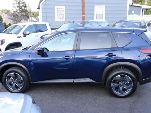 Used 2024 Nissan Rogue SV image 2