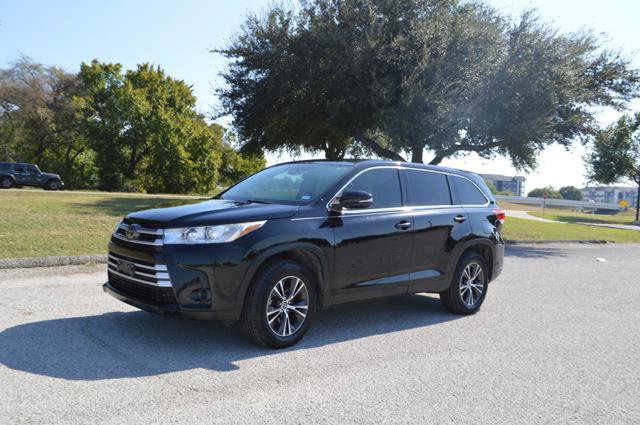 Used 2019 Toyota Highlander LE FWD image 1