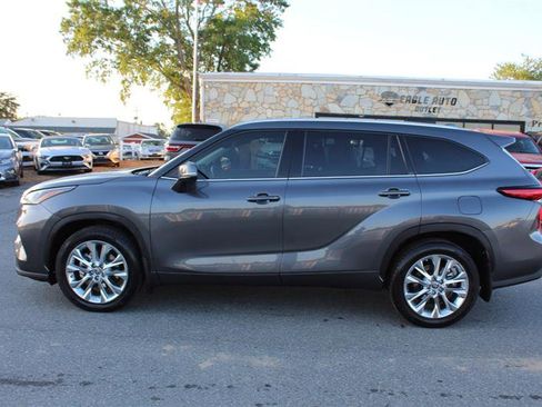 Used 2021 Toyota Highlander XLE AWD/4WD image 4