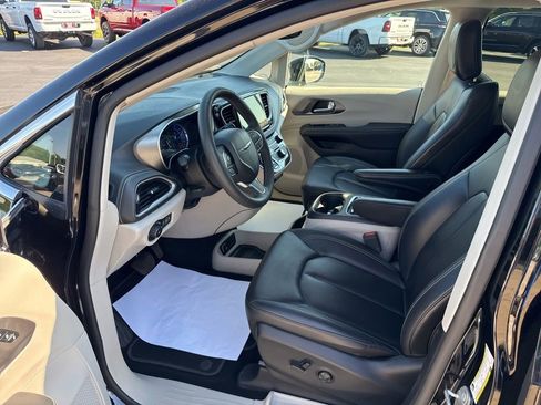 Used 2024 Chrysler Pacifica Limited FWD image 11