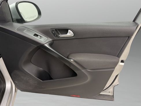 Used 2014 Volkswagen Tiguan S image 25